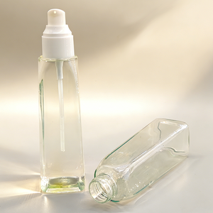Flacon pulvérisateur carré transparent personnalisé pour cosmétiques et soins de la peau avec pompe à brume - Product Image 1