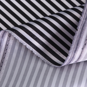 Tela de bufandas sedosas de satén brillante con estampado de rayas de cebra en blanco y negro - Product Image 4