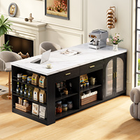 Meubles de cuisine modernes et élégants avec îlot, tabourets de bar commerciaux pour sept personnes, comptoir contemporain aspect marbre imperméable