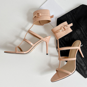 Sandales à talon aiguille pour femme, à bride en T, montantes à la cheville, à bout ouvert pointu, en cuir verni avec décorations métalliques - Product Image 4