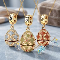 Collier pendentif œuf du zodiaque SongYi doré avec motif émaillé, détails style perle et bijoux fantaisie