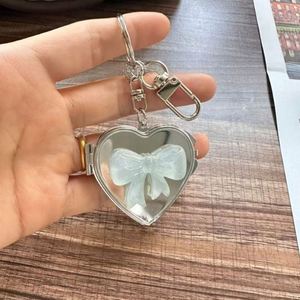 Porte-clés rechargeable en métal, style classique, en forme de nœud, miroir cœur, design de niche, accessoires de sac, populaire en Corée - Product Image 4