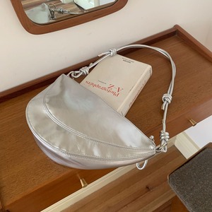 กระเป๋าสะพายข้างผู้หญิง สีเงินขาว ทรงนุ่มแบบเกี๊ยว สายปรับได้ ปิดด้วยซิป ชุดลำลองประจำวัน ฤดูร้อน 2024 - Product Image 1