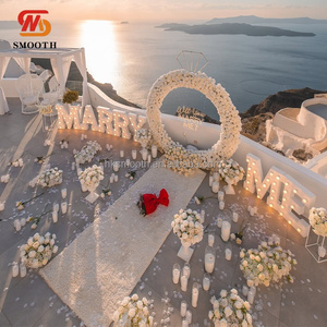 Arco de Flores de Rosas Blancas Lisas con Forma de Anillo y Diamantes Iluminados para Decoración de Fondo en Propuesta de Matrimonio - Product Image 4