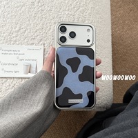 Le design Niche Ins à imprimé vache bleu est adapté à l'iPhone 16 Pro Max et offre une protection contre les chocs.