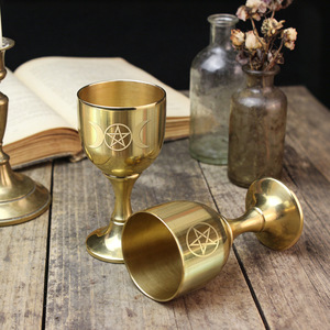 <span class=keywords><strong>Calice</strong></span> in Ottone, Bicchiere per Vino, <span class=keywords><strong>Calice</strong></span> in Metallo per Liquori e <span class=keywords><strong>Acqua</strong></span>, Coppa Intagliata a Tema, Strumento Rituale Inciso per Wicca e Stregoneria - Product Image 4