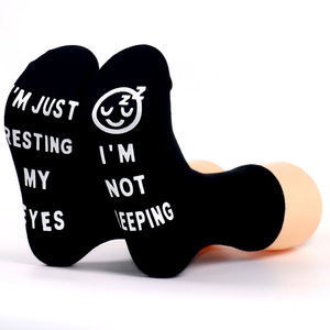 Calcetines <span class=keywords><strong>de</strong></span> Algodón <span class=keywords><strong>de</strong></span> Media Pantorrilla con Letras Tejidas y Puntos Adhesivos Antideslizantes, Absorbentes <span class=keywords><strong>de</strong></span> Sudor, Modelo I'M JUST RESTING MY EYES - Product Image 4