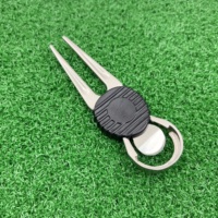 Langlebiges, gummiertes Golf-Divot-Reparaturwerkzeug aus Metall mit ergonomischer Ballgabel und rutschfestem Griff für die Rasenpflege