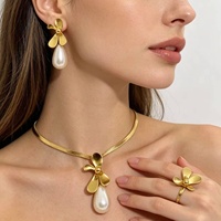 Ensemble de bijoux élégant avec pendentif en forme de goutte d'eau en perle et fleur à pétales incurvés minimalistes, sur chaîne serpent plate