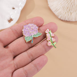 Épingles émaillées Mois Fleurs <span class=keywords><strong>Iris</strong></span> Lily Hortensia Fleur de pêcher Broche Lapel Badge Cartoon Plante Bijoux Cadeau pour Enfants Amis - Product Image 4