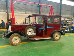 Voiture électrique classique vintage à quatre portes fermées, confortable, pour le tourisme et le transport quotidien en zone résidentielle - Product Image 1