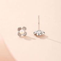 Vente en gros de boucles d'oreilles à clous en argent 925 plaqué or, motif trèfle à quatre feuilles, serties de perles d'eau douce, cadeau de mariage pour femmes