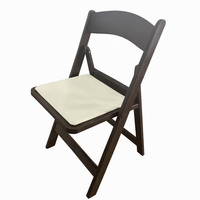 Chaises pliantes en résine à grain de bois rembourrées, marron, blanc, noir, pour événements, mariages, jardins et fêtes en extérieur - Vente en gros