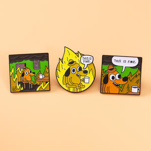 Broche de <span class=keywords><strong>esmalte</strong></span> <span class=keywords><strong>amarillo</strong></span> de moda <span class=keywords><strong>con</strong></span> diseño de perro de dibujos animados de anime y texto 'This Is Fine', <span class=keywords><strong>con</strong></span> motivos de animales y llamas, para bolsos, mochilas y como joyería - Product Image 2