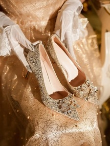 Chaussures à talons hauts de luxe, pailletées, à bout pointu, décorées de cristaux floraux, pour mariée, occasion mariage. - Product Image 1
