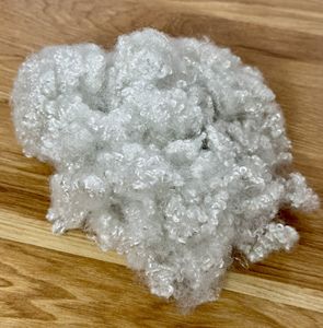 Vikohasan, Fibra de Poliéster 100% Reciclada GRS, Grado 7D 64mm, Relleno Sintético 100%, Blanco Sólido, Reciclable - Product Image 5