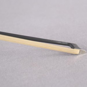 قوس كمان G141 4/4 عالي الجودة مصنوع يدويًا من ألياف الكربون مع ضفدع من خشب الأبنوس - Product Image 3