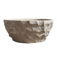 Baignoire autoportante artistique de style Wabi-sabi moderne et minimaliste, en pierre naturelle, avec détails en galets, capacité pour deux personnes