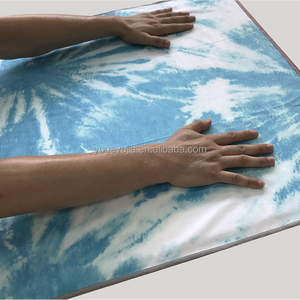 Serviette de yoga en daim personnalisée certifiée GRS, antidérapante avec points de préhension améliorés, douce et absorbante pour la gym, le Pilates et le Hot Yoga - Product Image 4