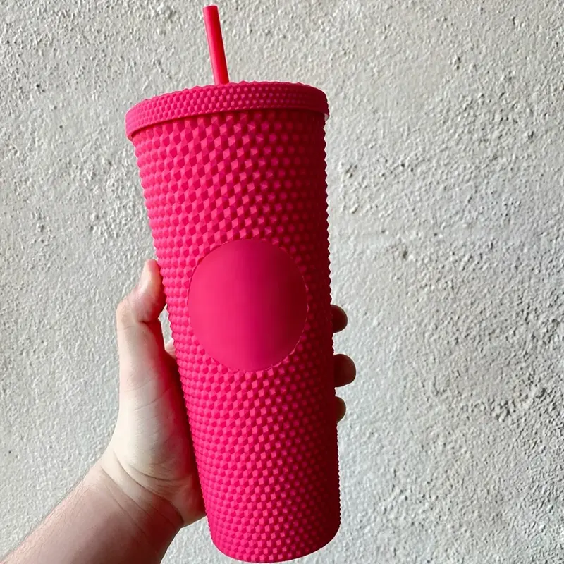 2022 24 oz con borchie Tumbler opaco accetta personalizzato riutilizzabile tazza di plastica rosa freddo tazze cambianti di colore con coperchio e paglia