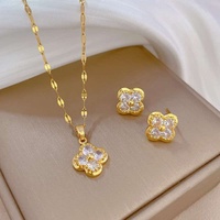 Nouvel ensemble de bijoux trèfle à quatre feuilles porte-bonheur 2026 entièrement pavé de zircons, collier et boucles d'oreilles en acier inoxydable anti-ternissement, cadeau pour femmes