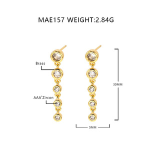 Pendientes largos colgantes de circonita cúbica chapados en oro de 18 quilates al por mayor para mujer - Product Image 3