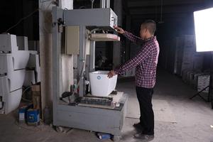 Inodoro de Cerámica de Una Pieza con Descarga de Agua, Montado en el Suelo, para Baño - Product Image 5