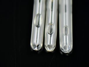 สายสวนปัสสาวะแบบยืดหยุ่นทำจากพีวีซี พร้อมรูเจาะสามแบบและปลายโค้ง - Product Image 2