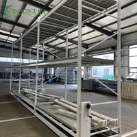 Système de culture hydroponique mobile 4 x 8 pour plantes, avec étagères verticales roulantes pour la culture des semis par système d'irrigation et drainage.