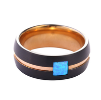 Nouvel arrivage Bagues plaquées or rose et noir IP pour hommes Bande de tungstène Bandes incrustées d'opale bleue naturelle