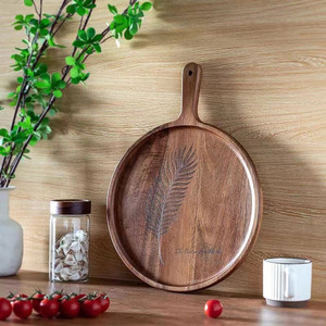 Bandeja de servir redonda de madera con asa y grabado de hoja de palma para servir comida en fiestas y cenas - Product Image 2
