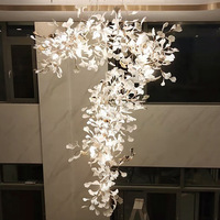 Lámpara Colgante LED Personalizada con Flores Blancas, Decoración Moderna para Vestíbulo de Hotel o Villa, Escalera, Lámpara de Techo de Metal con Hojas de Ginkgo de Cerámica Larga