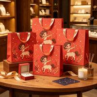 Sac en papier haut de gamme avec poignées en ruban gaufré, sac de shopping écologique de luxe avec impression de logo personnalisé