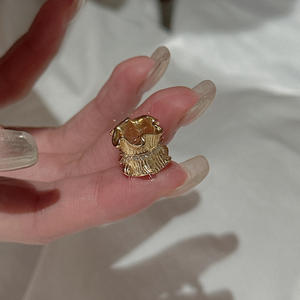 จี้เงินแท้ Lulu Tong S925 ดีไซน์ลูกไม้สไตล์โบราณ ฝรั่งเศส หรูหรา ลายม้วน เรียบง่าย ทันสมัย พร้อมไข่มุกเม็ดเดี่ยว - Product Image 2