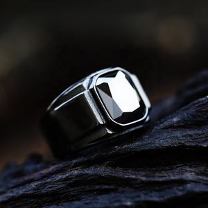 Yunnique – bague carrée en acier inoxydable 316, étanche, en acier noir, avec pierres précieuses, rouge/noir, audacieuse, élégante, esthétique masculine, style motard punk - Product Image 3