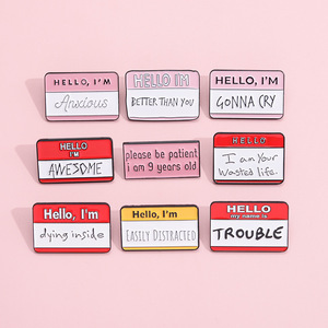 สวัสดีฉันน่ากลัวหมุดเคลือบที่กำหนดเองชื่อของฉันคือปัญหาดีกว่าคุณเข็มกลัดปกป้ายตลกกล่องโต้ตอบเครื่องประดับสโลแกน - Product Image 1