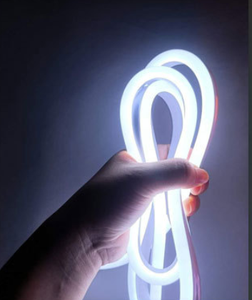 DC12V/24V IP67 ซิลิโคน LED Neon‑Flex Strip, 8×13 มม., 5 ม./ม้วน, ผลิตตามสั่งสำหรับไฟส่องเส้นขอบผนังภายนอกอาคาร - Product Image 1