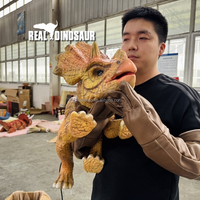 Marionnette de bébé triceratops animatronique réaliste, marionnette de dinosaure en silicone réaliste pour spectacle de scène