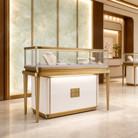 Ensemble de comptoirs de présentation de bijoux personnalisés avec cadre en métal doré et verre, éclairage LED pour les boutiques de bijoux haut de gamme