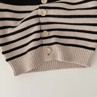 Ensemble 2 pièces en tricot pour bébé : Cardigan à rayures color-block et salopette longue à bretelles réglables avec boutons en bois