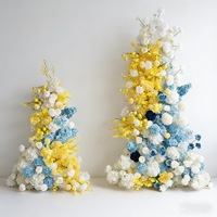 Décoration murale personnalisable en rangée de fleurs artificielles jaunes, bleues et blanches pour l'arrière-plan de la zone d'accueil de mariage et les vitrines de centre commercial