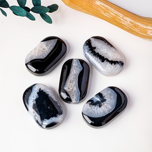 Pierre de paume en agate noire CRYSTAL HOLA Bohemia, 1 pièce, pierres de paume en agate sculptées à la main pour la méditation et la guérison Reiki - Product Image 3