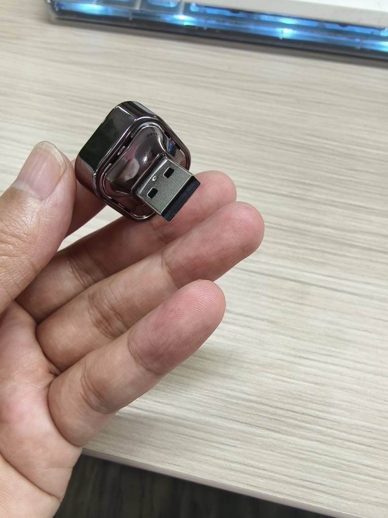 สีเขียวอมฟ้า