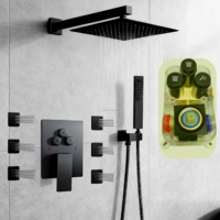 Ensemble de douche mural moderne à trois fonctions en laiton huilé noir, avec jet pluie doux et fonction pause, intégré dans un coffre de douche.