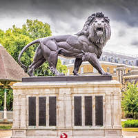Grand jardin extérieur africain personnalisé décoré de statue de lion marchant en bronze