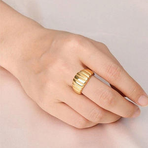 Anillo liso de grano de nivel de moda, anillo de plata dorada de acero inoxidable para mujer Uionen 527 - Product Image 3