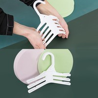 Cintre blanc cintre en plastique multicouche bébé bavoir affichage pour nouveau-nés pour bébé salive garde-robe espace