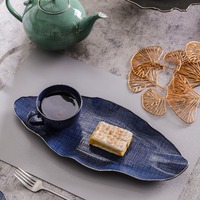 Assiette peu profonde en porcelaine fine de style européen bleu, bord argenté, forme ondulée irrégulière, pour service de table HORECA