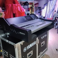 Console de mixage numérique MIDAS M32Live 32 canaux personnalisée dans un coffret de transport ouvert, prise en charge OEM et ODM