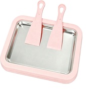 Crème glacée faite maison pour des activités amusantes entre parents et enfants, machine à faire des rouleaux de crème glacée vert menthe, machine à rouleaux de crème glacée